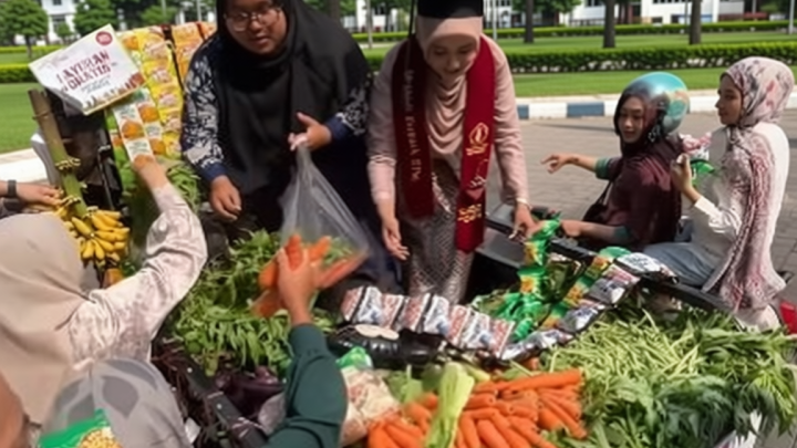Solution For: Viral! 2 Mahasiswi Rayakan Kelulusan dengan Bagi-Bagi Sayuran Gratis ke Warga