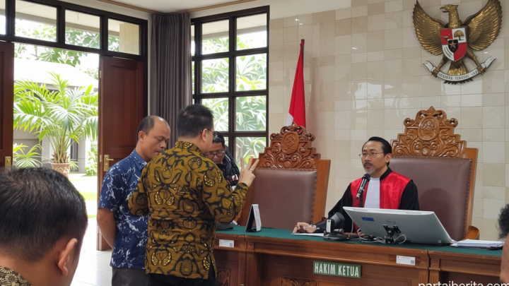 Video Roy Suryo Pakai Celana Pendek saat Penangkapan Diputar Ahli Pidana: Bisa Timbulkan Kerugian!