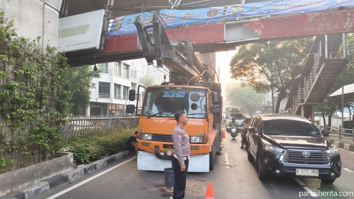 Topics Covered: Lalin Menuju Blok M Macet Parah akibat Truk Tabrak JPO di Tendean, Ini Jalur Alternatifnya