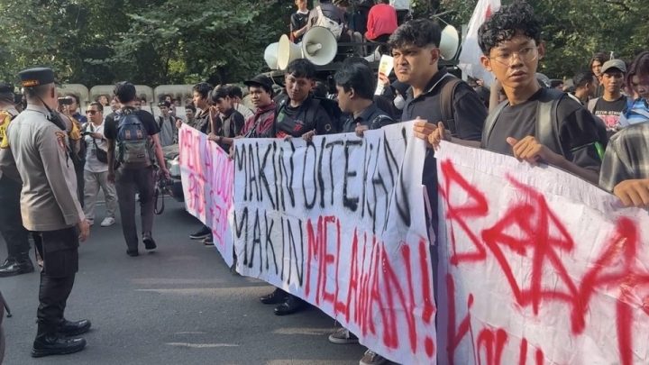 Solving Problems: Ratusan Mahasiswa Gelar Aksi Demo di Patung Kuda, Ini Tiga Isu yang Disampaikan
