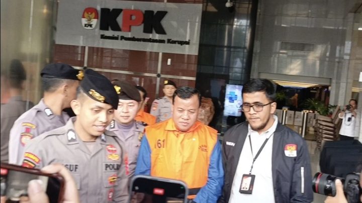 Serahkan Diri – Bupati dan Sekda Kuansing Kenakan Rompi Oranye Usai Pemeriksaan di KPK