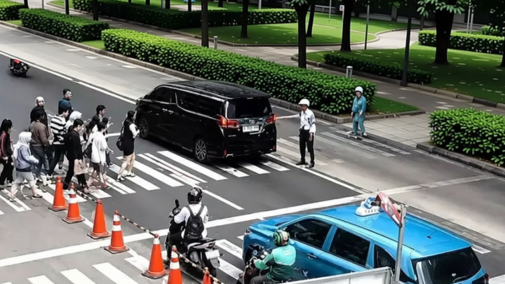 Polisi Tilang Sopir Alphard yang Terobos Zebra Cross dan Cekcok dengan Satpam