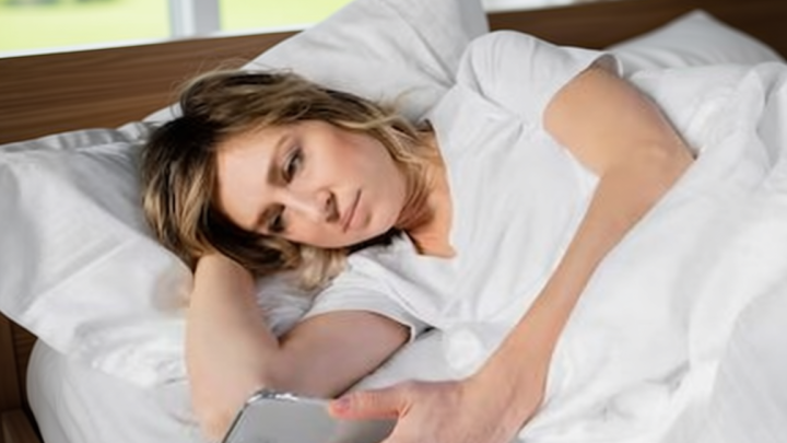 Bahaya Main HP Sebelum Tidur – Bikin Tidur Terganggu hingga Ingin Pipis di Malam Hari