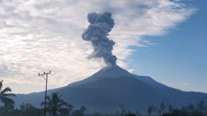 Solving Problems: Gunung Lewotobi Laki-Laki Meletus Pagi Ini, Luncurkan Abu Vulkanik 1.600 Meter