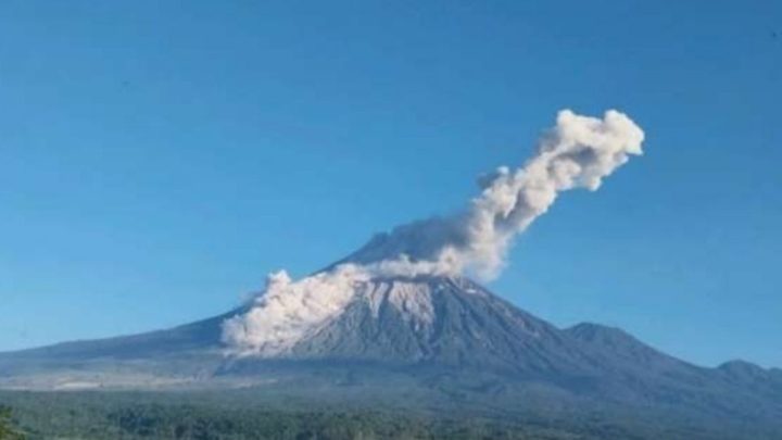 Solving Problems: Gunung Semeru Erupsi, Luncurkan Awan Panas Guguran Sejauh 3,5 Km