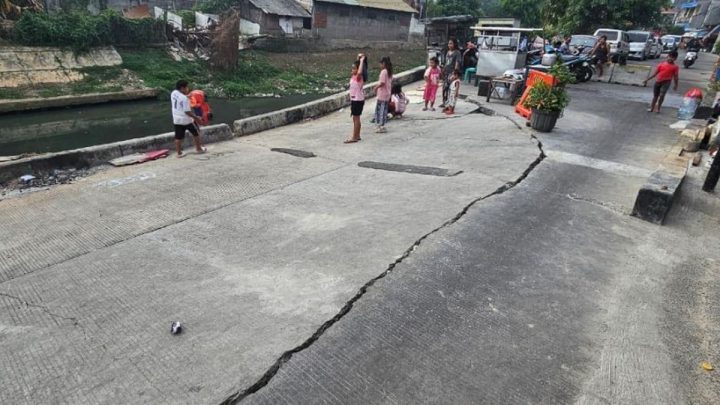 Jalan Ambles di Pulogadung Makin Meluas – Warga Khawatir!
