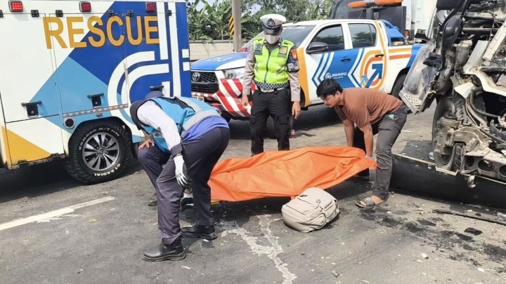 Kecelakaan Beruntun di Tol JORR Tewaskan Sopir Truk – Polisi Duga Akibat Micro Sleep