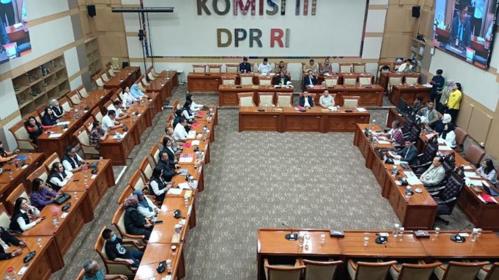 Main Agenda: Tangis Pilu Ibu Santri Korban Pembakaran di Lombok saat Cari Keadilan ke DPR