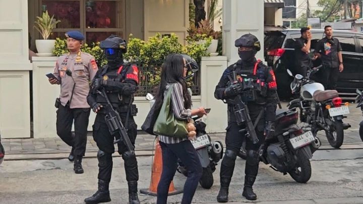 Penggeledahan Kafe dan Money Changer di Jaksel Dikawal Brimob Bersenjata