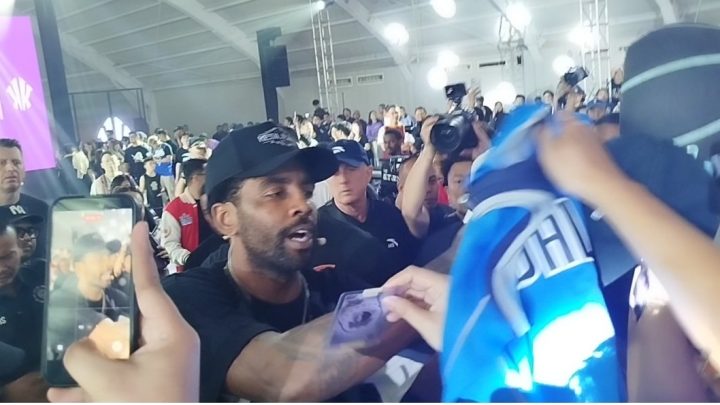 Main Agenda: Momen Pebasket NBA Kyrie Irving Diserbu Penggemar di Jakarta