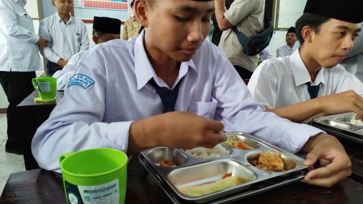 Latest Program: DPR: Wacana Anak Orang Kaya Tak Dapat MBG Sulit Diterapkan di Sekolah Negeri
