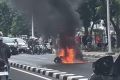Motor Terbakar Usai Hindari Mobil Rem Mendadak di Jaksel
