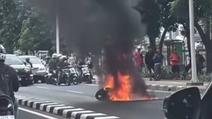Motor Terbakar Usai Hindari Mobil Rem Mendadak di Jaksel