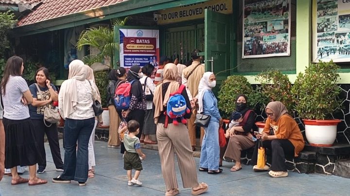 Important Visit: Hari Pertama Sekolah, Orangtua Ikut Dampingi Anak saat MPLS