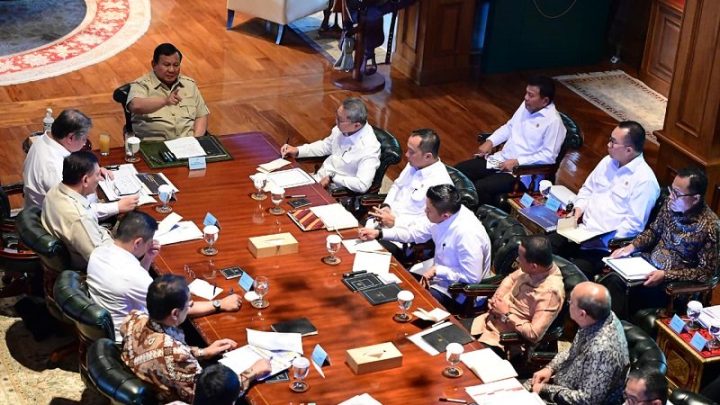 Topics Covered: Prabowo Kumpulkan Menteri di Hambalang, Bahas Harga Khusus BBM Nelayan