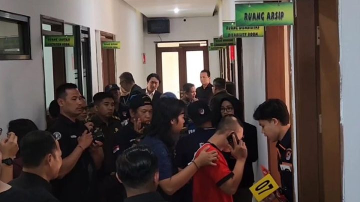 Historic Moment: Taufik Hidayat Peragakan Penyiksaan Korban saat Rekonstruksi, Pakai Golok hingga Rokok