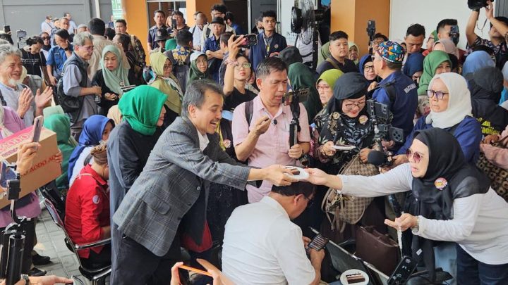 Important Visit: Momen Roy Suryo Dapat Kejutan Ulang Tahun dari Pendukung di PN Jaksel