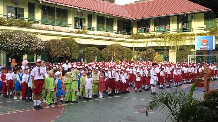 Orangtua Murid Rela Cuti demi Antar Anak Hari Pertama Sekolah