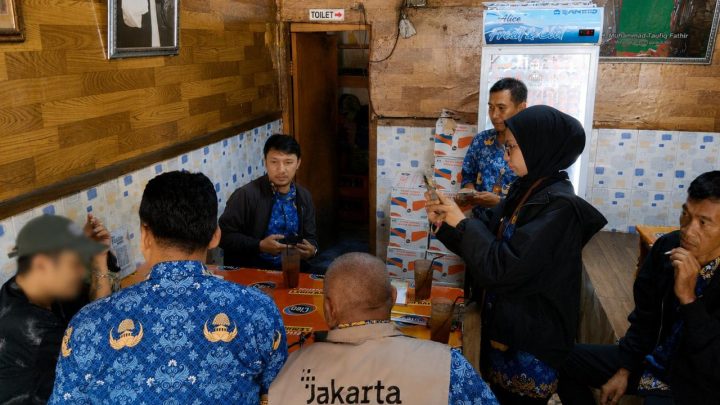 Terekam CCTV Buang Sampah Sembarangan – Warga di Jaksel Kena Denda Rp500 Ribu