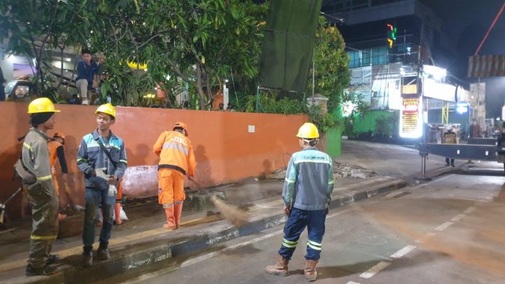 JPO yang Ditabrak Truk Berhasil Dibongkar – Lalin dari Tendean ke Blok M Masih Ditutup