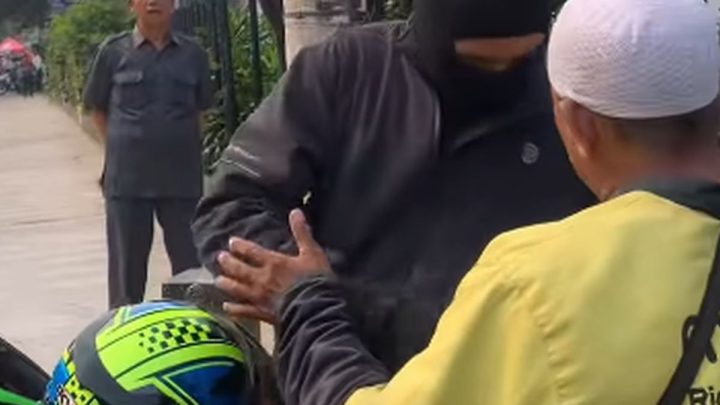 Solving Problems: Senggolan di Jalan, Pemotor Ninja Diduga Pukul Pengendara Bawa Anak di Tebet