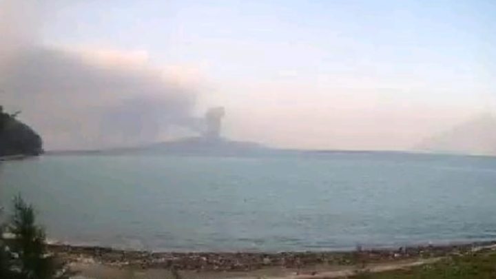Gunung Anak Krakatau Meletus Sore Ini – Muntahkan Abu Vulkanik Hitam Pekat