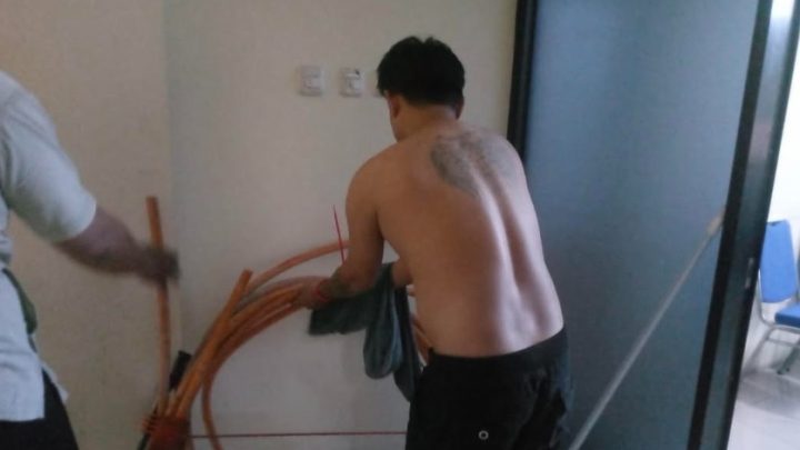 2 Pria Nekat Masuk Lubang Pendingin Mesin Curi Kabel Senilai Ratusan Juta di Bekasi