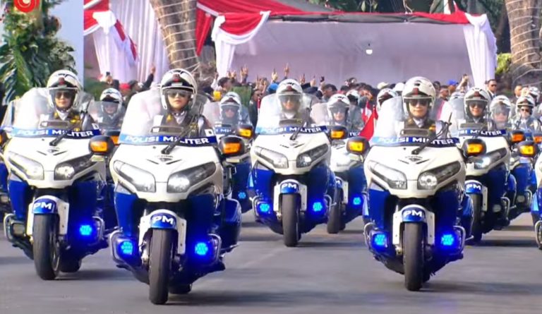 15_polisi_militer_wanita_kawal_kirab_purna_paskibraka-czuv_large-1
