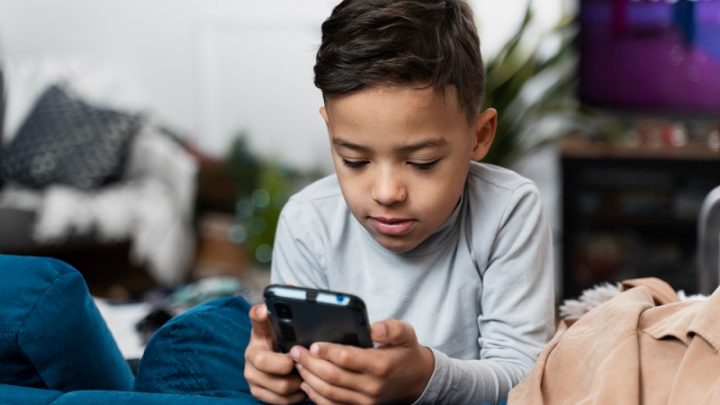 Studi: Kebanyakan Screen Time Bisa Bahaya untuk Jantung Anak