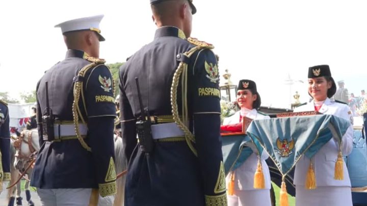 Bendera Merah Putih dan Teks Proklamasi Tiba di Istana Setelah Dikawal Kirab