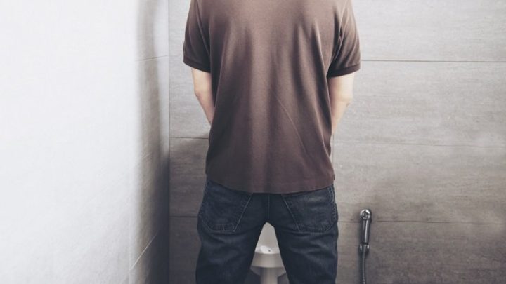 Sering Ada Sisa Urine Menetes Usai Buang Air Kecil? Mengenal Post-Void Dribbling pada Pria