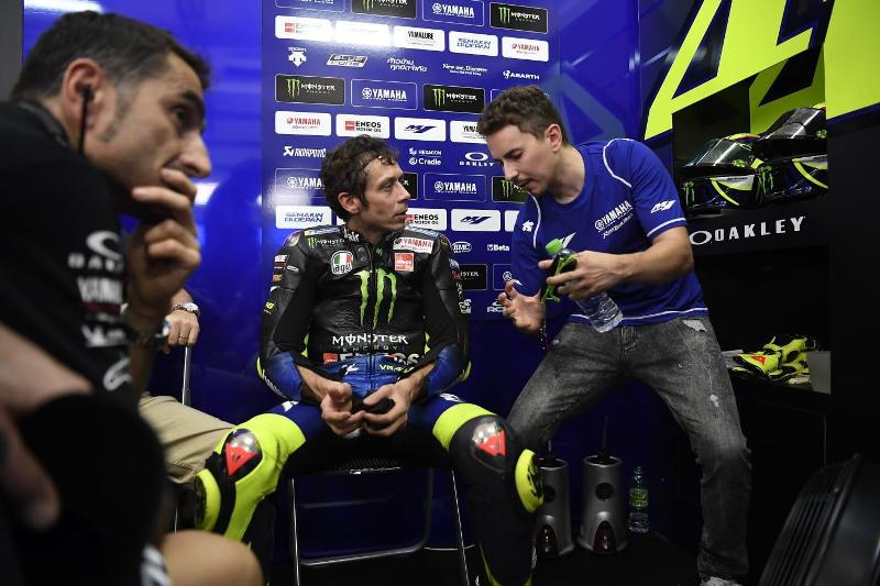 davide_brivio_mengungkap_fakta_mengejutkan_soal_sekat_di_garasi_valentino_rossi_dan_jorge_lorenzo-uxqW_large