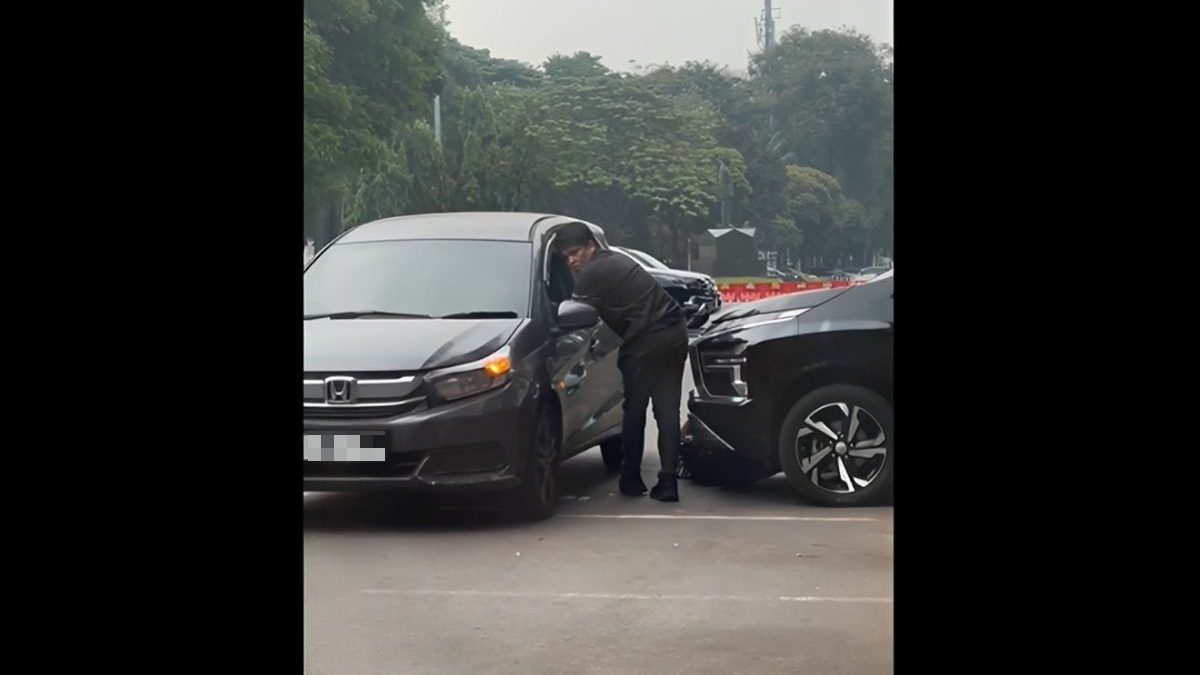 debt_collector_masuk_kolong_mobil_di_gbk-7vFM_large