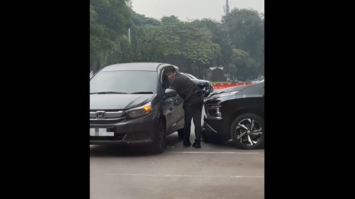 Viral! Debt Collector Masuk Kolong Mobil di GBK, Diduga Gesek Nomor Rangka