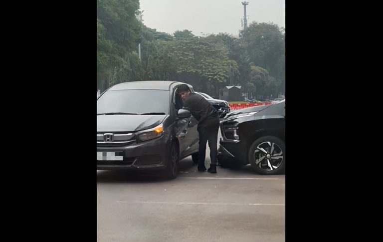 debt_collector_masuk_kolong_mobil_di_gbk-7vFM_large