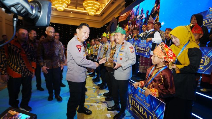 Kapolri Serahkan Penghargaan Juara Umum Ketahanan Pangan kepada Polda Riau