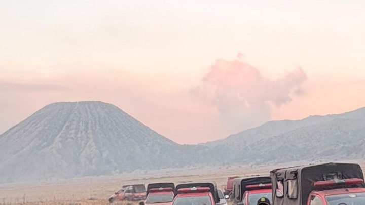 Kebakaran di Bromo Padam, Petugas Fokus Lakukan Pendinginan