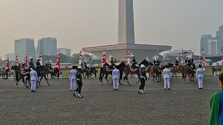 Jelang Kirab HUT Ke-81 RI, Ratusan Pasukan Berkuda dan Marching Band Bersiap di Monas
