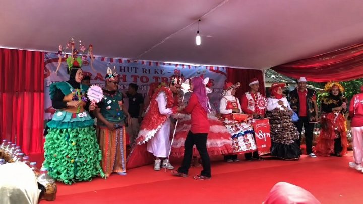 Lomba 17-an, Fashion Show dari Sampah Plastik Warnai Perayaan HUT ke-81 RI di Duren Sawit