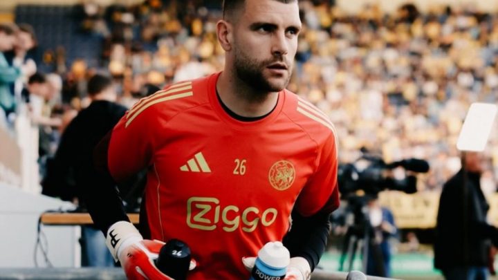 Debut Ter Stegen di Ajax Amsterdam Banjir Pujian, Nasib Maarten Paes Kian Terancam?