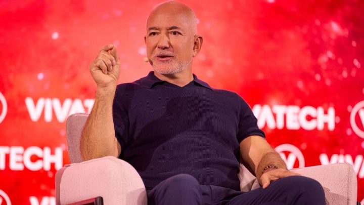 Pemilik Liverpool Jual 30% Saham ke Konsorsium Jeff Bezos