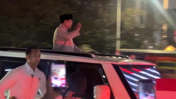 Tinggalkan Monas, Prabowo Sapa Warga dari Atas Mobil Maung