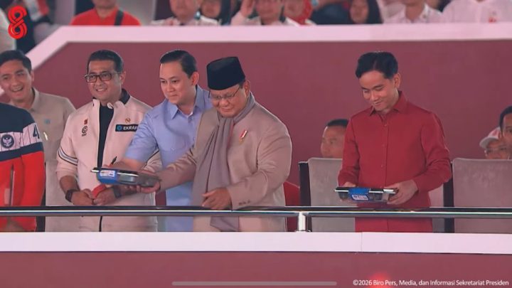 Kala Prabowo-Gibran Tersenyum Dapat MBG saat Karnaval Nusantara di Monas