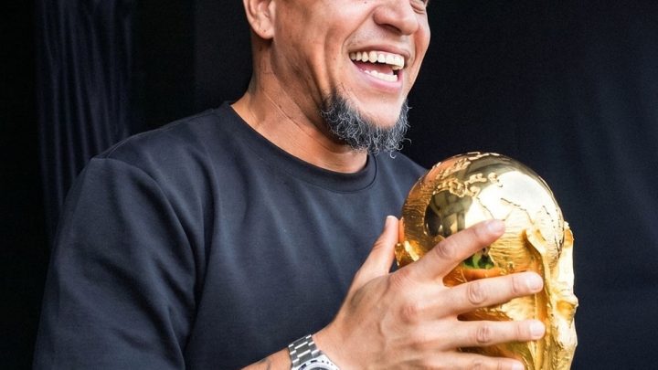 Roberto Carlos Peluk Agama Islam Setelah Nikahi Wanita Spanyol Berdarah Maroko?
