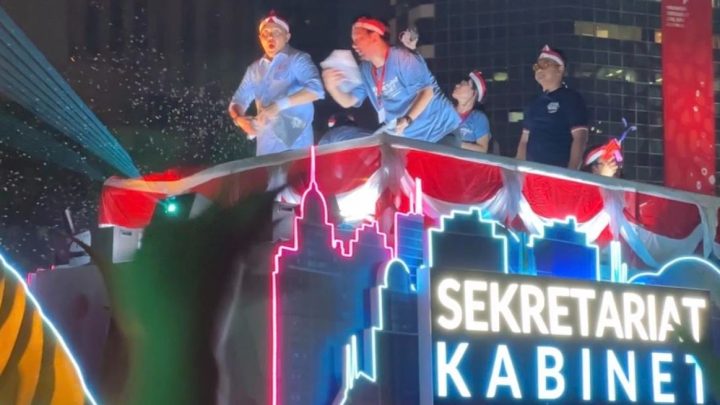 Dari Atas Kendaraan Hias, Seskab Teddy Bagikan Kaus ke Warga di Karnaval Nusantara
