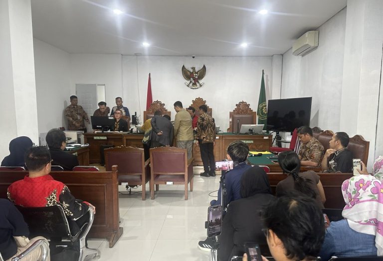 sidang_roy_suryo-PIDF_large