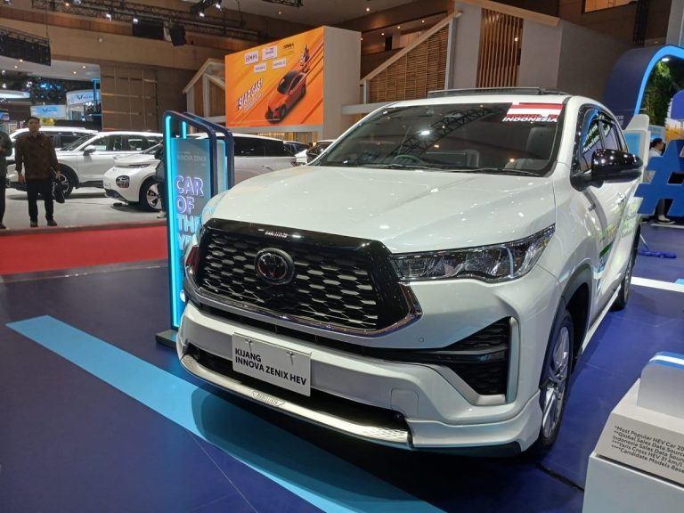 toyota_kijang_innova_zenix_hybrid-gATV_large
