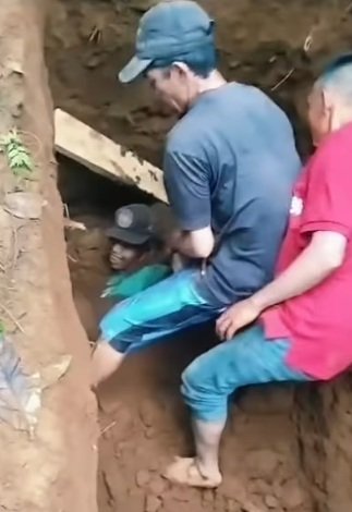 tukang_gali_kubur-cDpn_large
