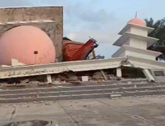 Gempa Dahsyat M7,7 Robohkan Masjid Kubah Merah Putih di Manggarai Timur